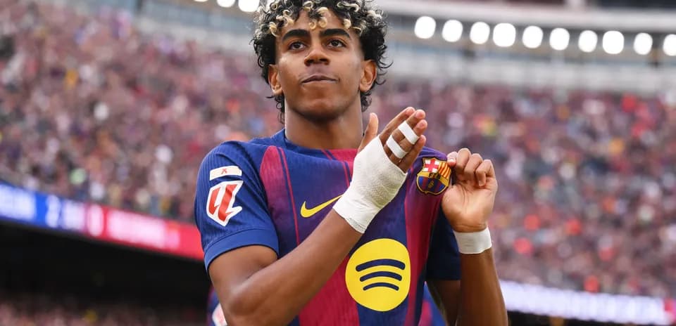 Futbolçu Barcelona emblemine toxunur, stadionda
