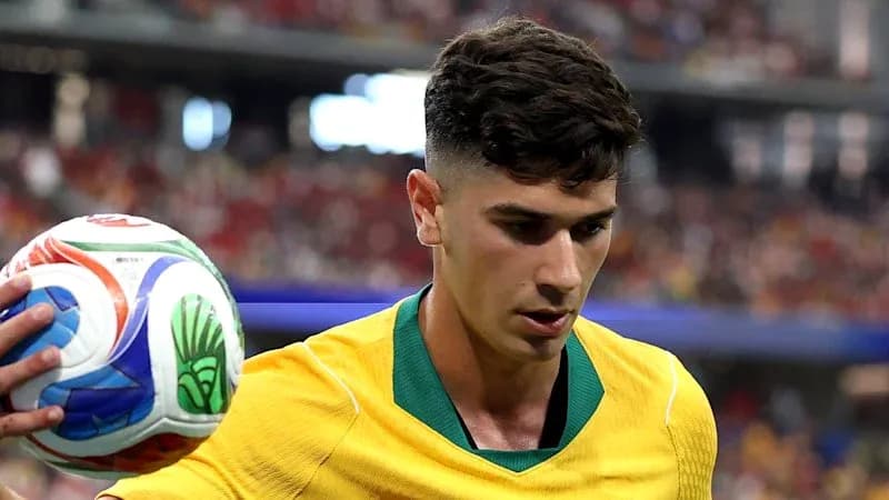 Futbolçu topu oyun sahəsinə atır