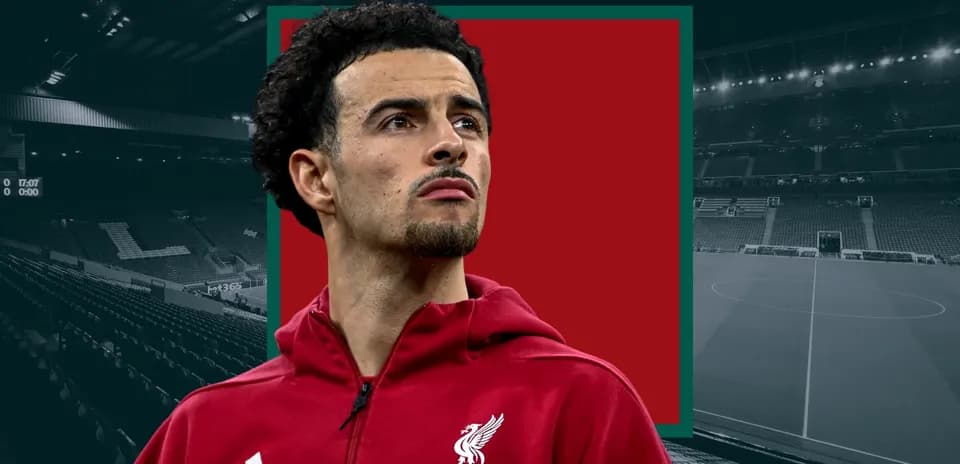 Futbolçu Liverpool forması ilə stadionda durur