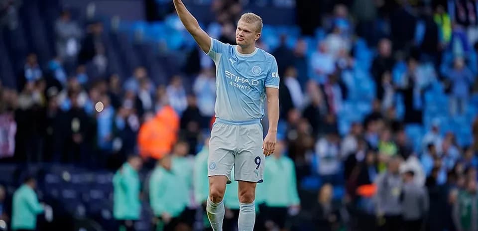 Haaland Manchester City azarkeşlərinə əl edir