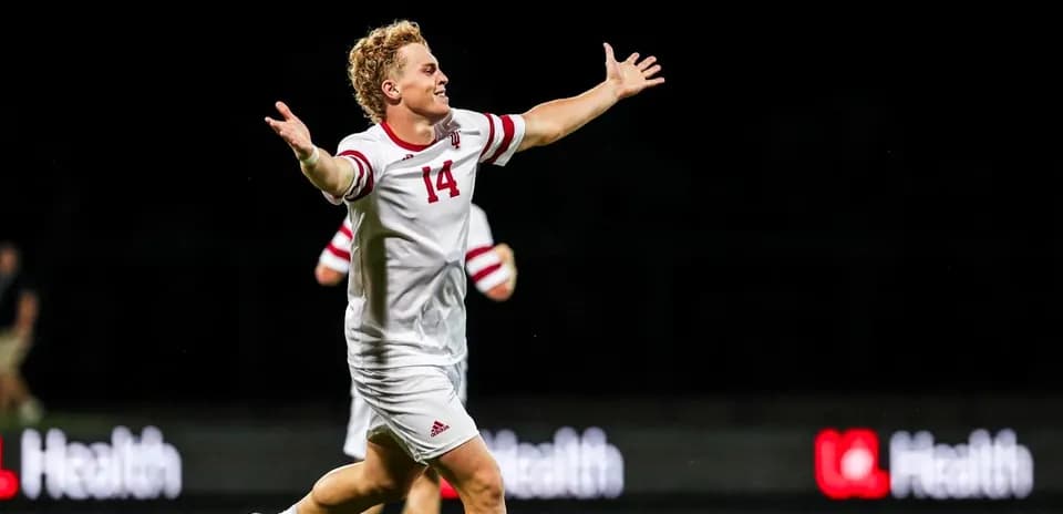 Futbolçu qolu qeyd edir, əlləri açıq