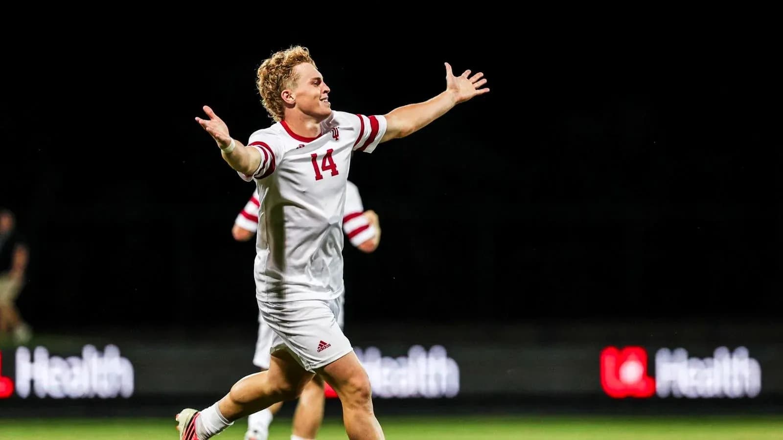 Futbolçu qolu qeyd edir, əlləri açıq