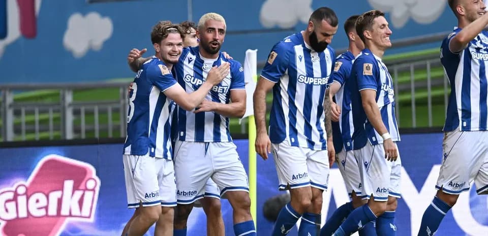 Lech Poznan futbolçuları sevinir