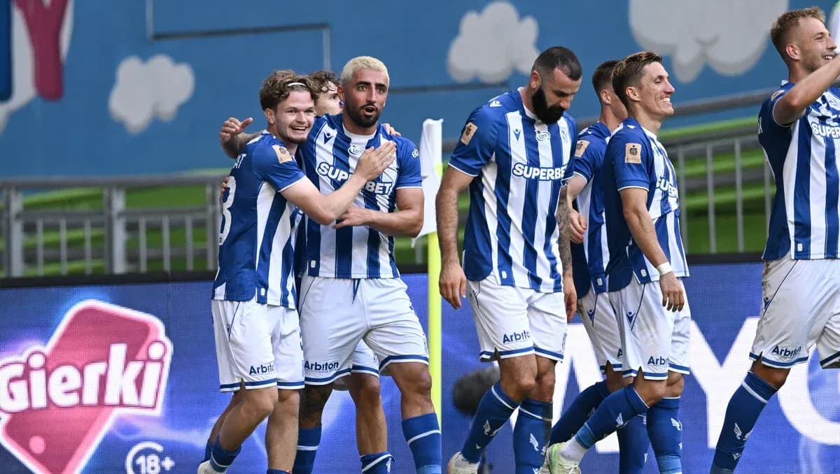 Lech Poznan futbolçuları sevinir