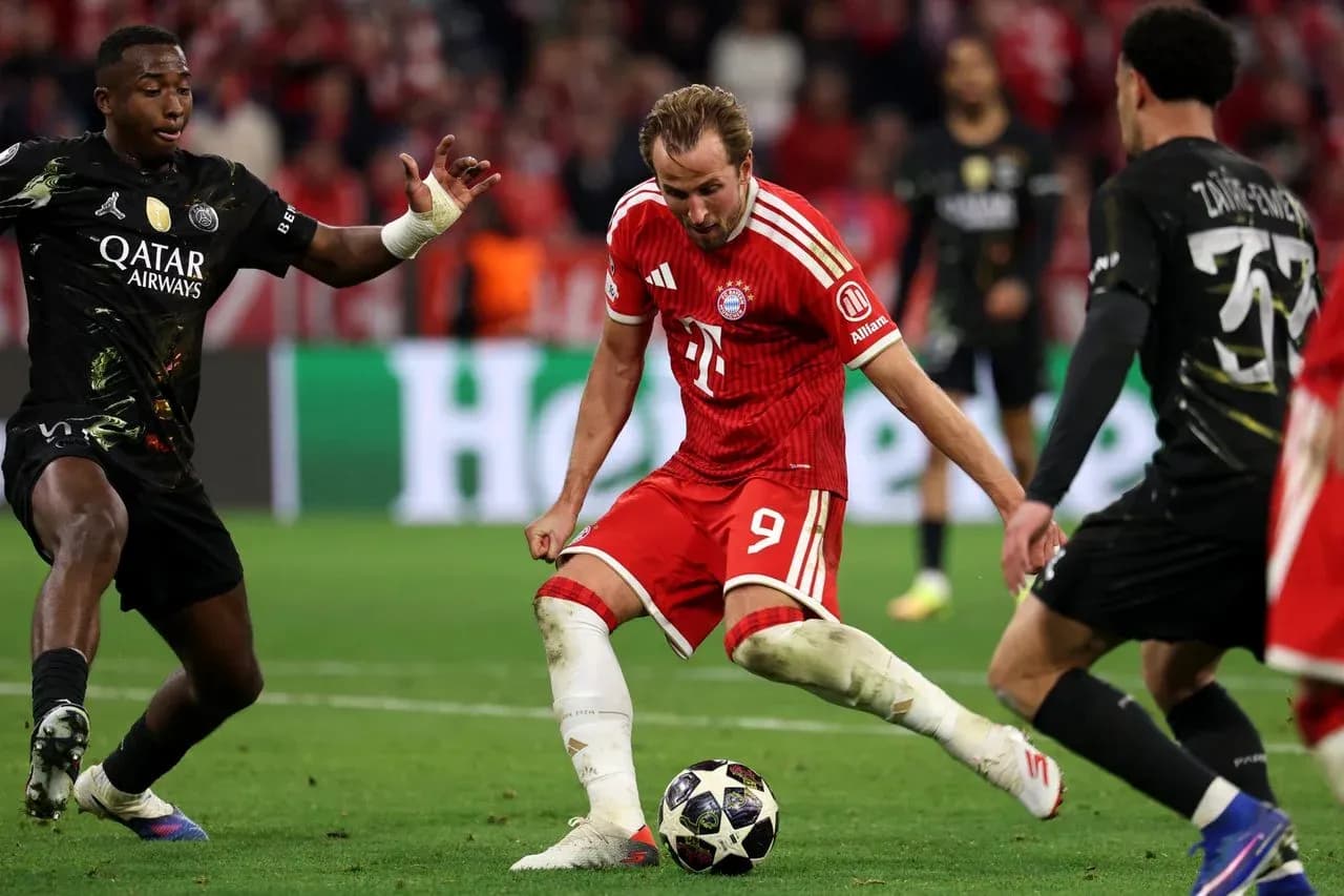 Bayern München futbolçusu topu idarə edir