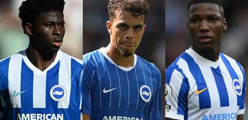 Üç futbolçu Brighton formasında kameraya baxır