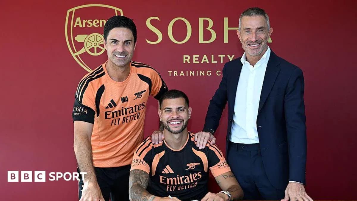 Arsenal coach and staff with new player signing