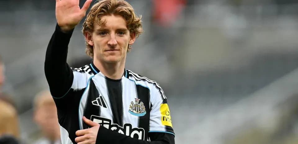 Futbolçu Newcastle formasında əlini qaldırır