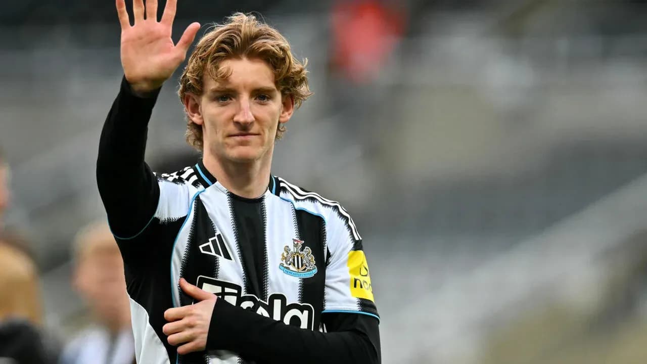 Futbolçu Newcastle formasında əlini qaldırır