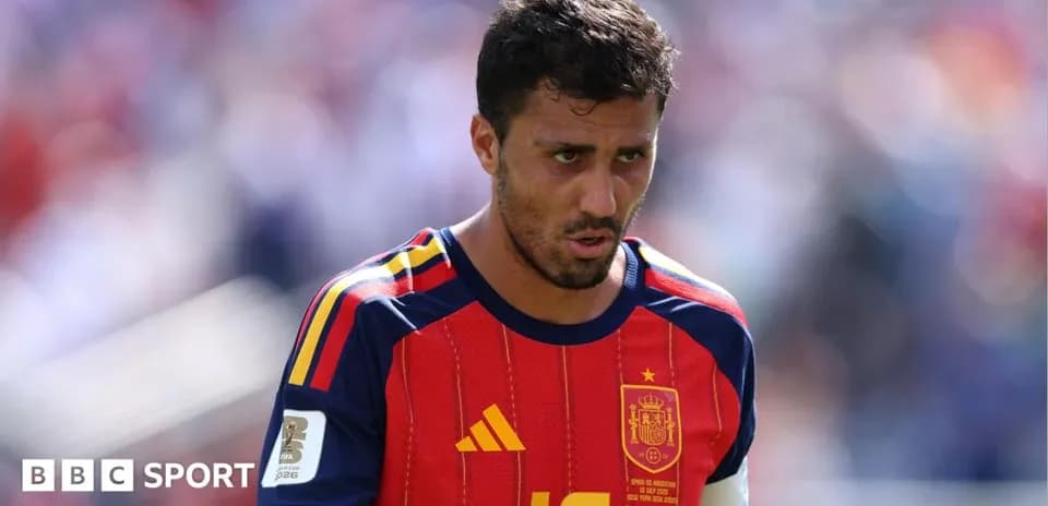 Futbolçu İspaniya formasında meydançada yürüyür