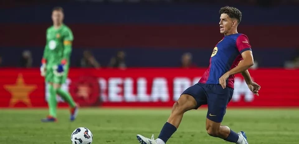 Futbolçu topa vurarkən yerə uzanıb
