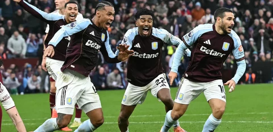 Aston Villa futbolçuları sevinir