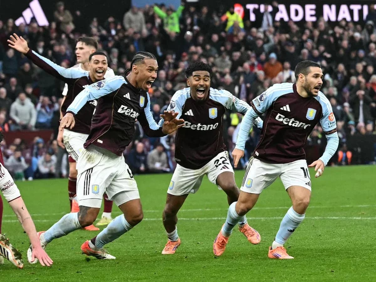 Aston Villa futbolçuları sevinir Aston Villa futbolçuları sevinir
