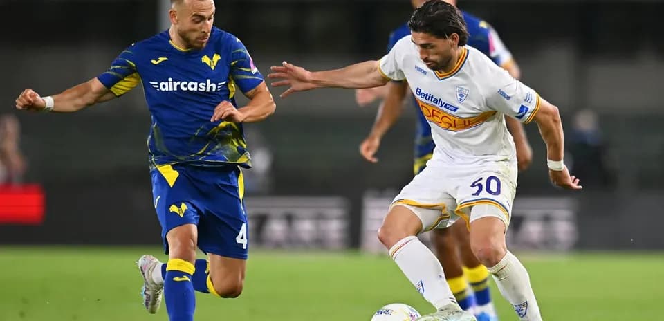 Hellas Verona və Lecce futbolçuları top üçün mübarizə aparır