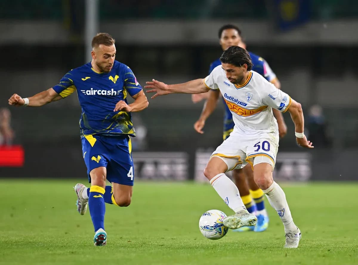 Hellas Verona və Lecce futbolçuları top üçün mübarizə aparır