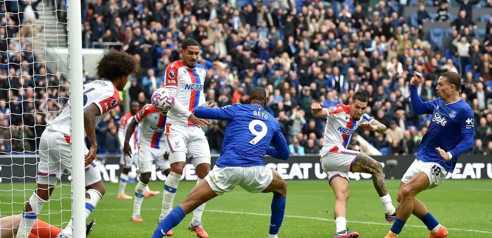 Crystal Palace və Everton oyunçuları top uğrunda mübarizə aparır