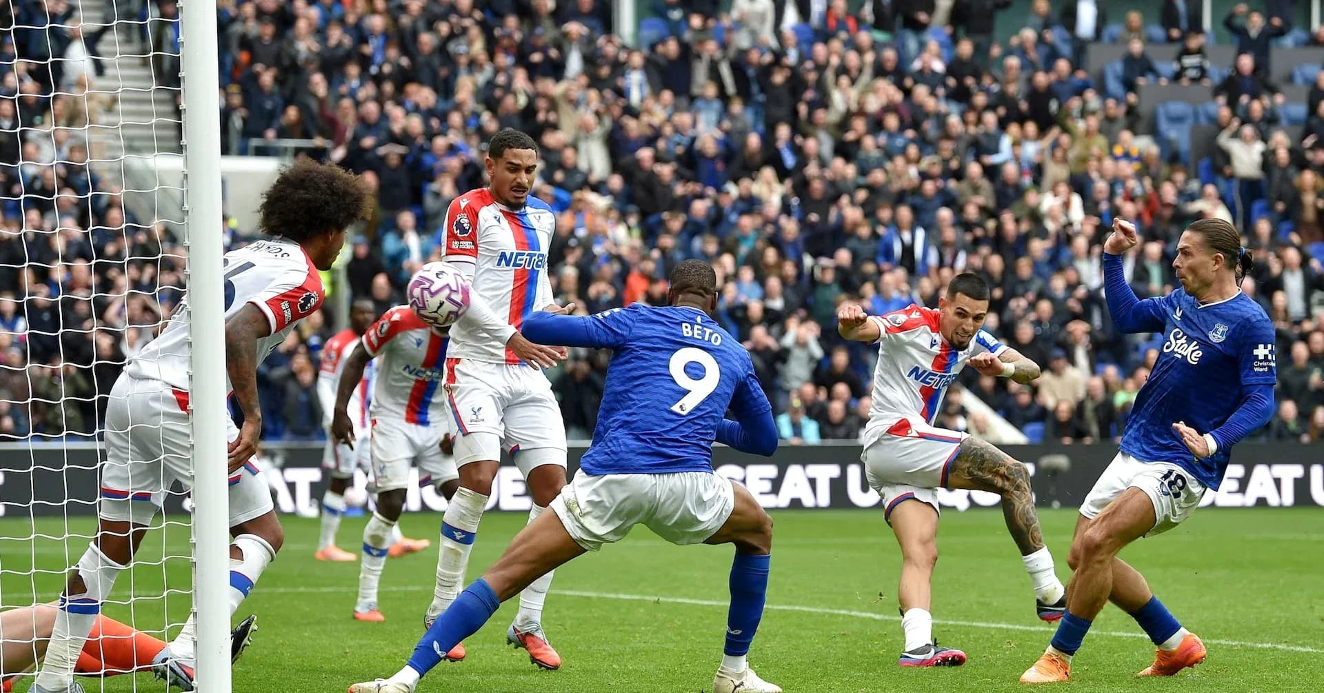 Crystal Palace və Everton oyunçuları top uğrunda mübarizə aparır