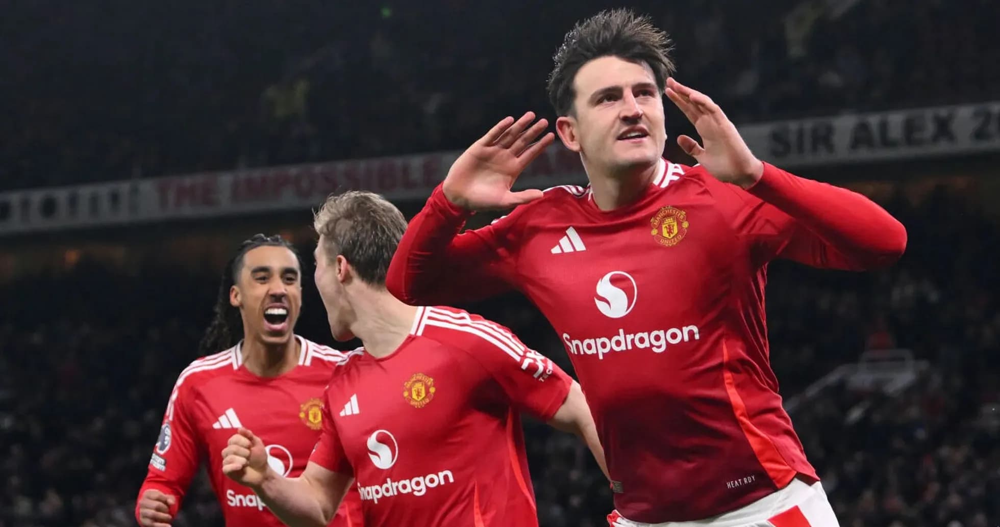 Manchester United oyunçuları qələbəni qeyd edir