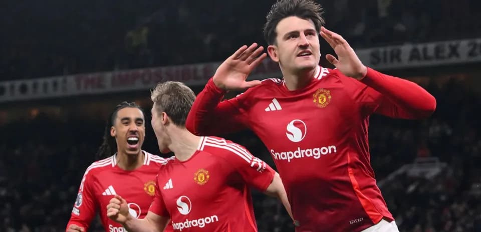 Manchester United oyunçuları qələbəni qeyd edir
