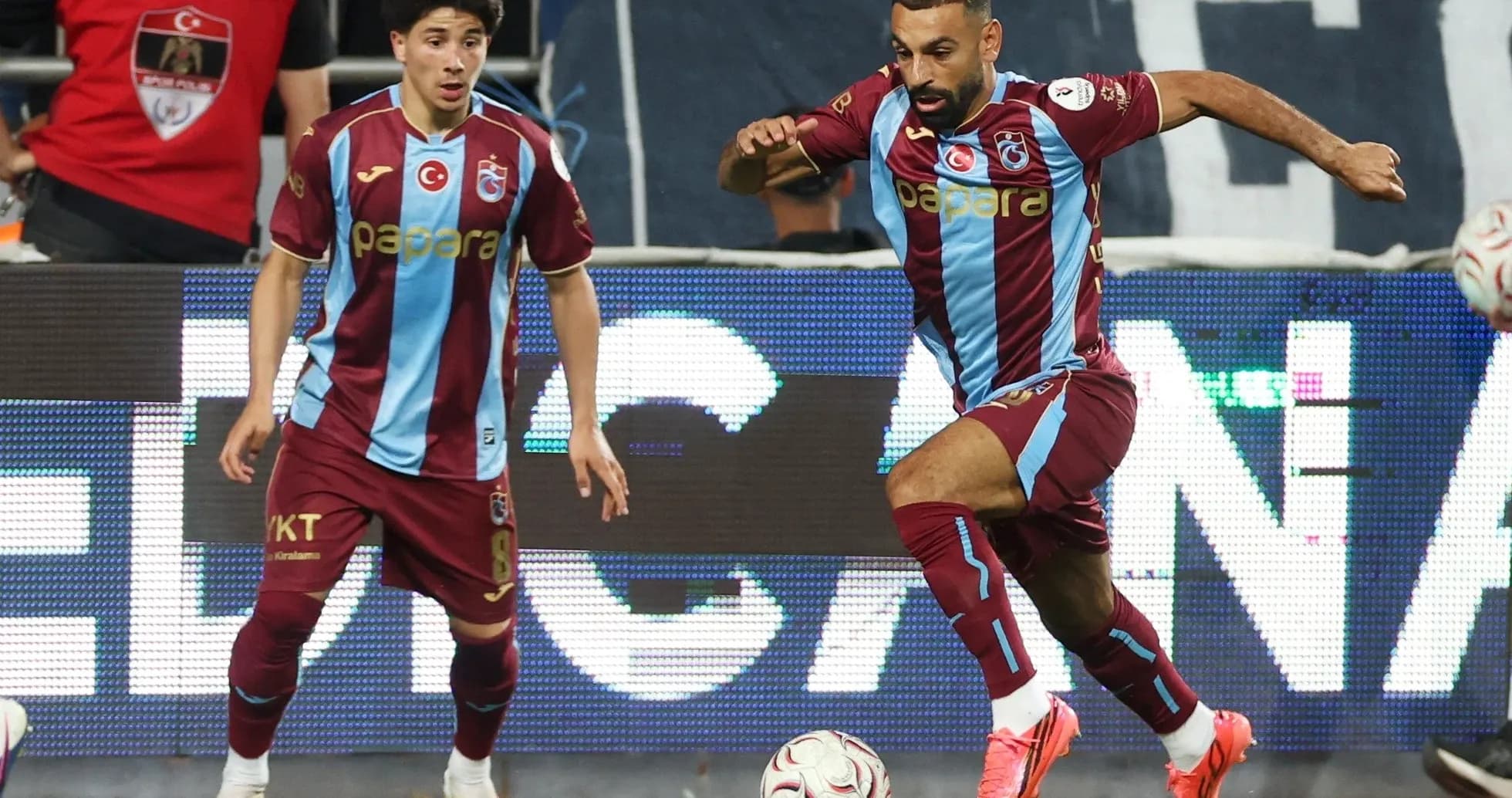 Trabzonspor futbolçusu topu sürür