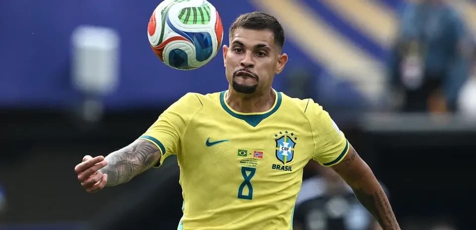 Futbolçu topu havada qarşılayır, Brasil forması geyinib