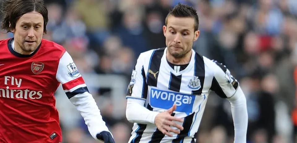 Arsenal and Newcastle players competing for the ball