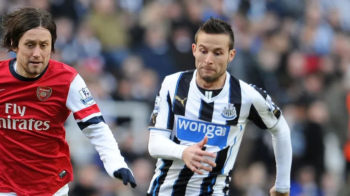 Arsenal and Newcastle players competing for the ball