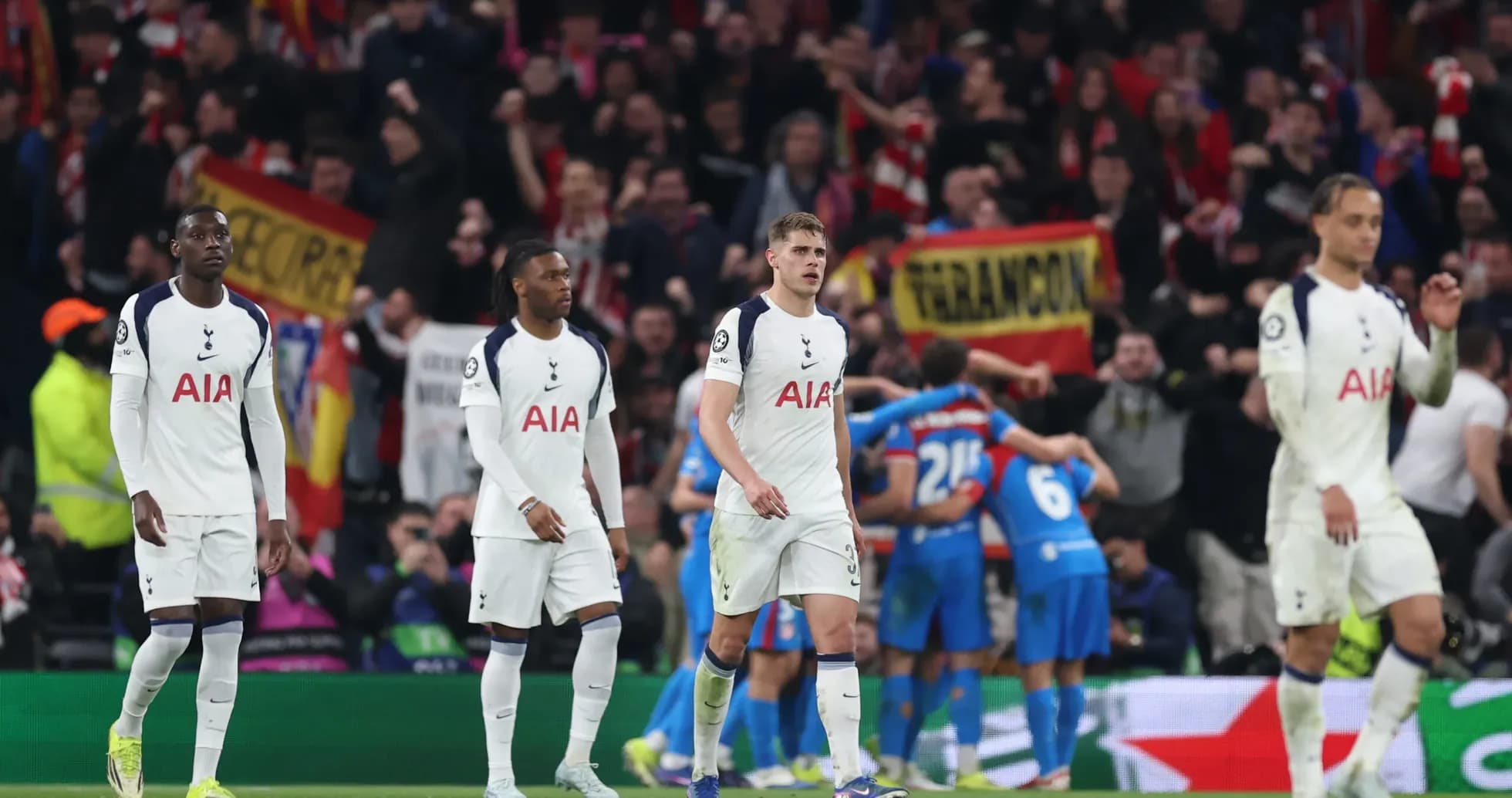 Tottenhem oyunçuları matçdan sonra