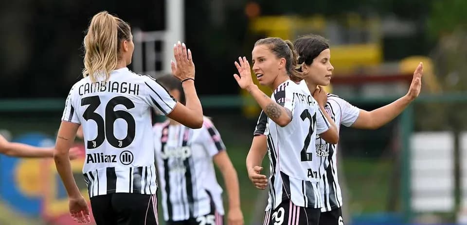Juventus qadın futbolçuları bir-birinə salam verir