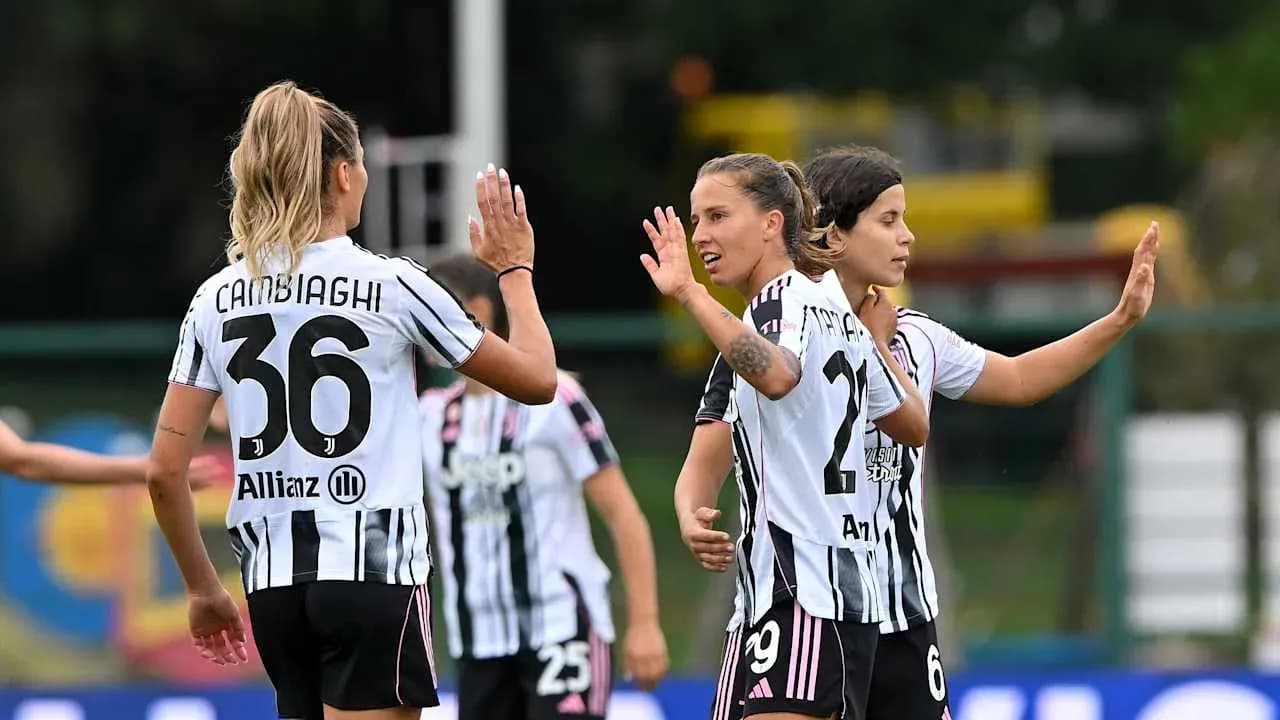 Juventus qadın futbolçuları bir-birinə salam verir