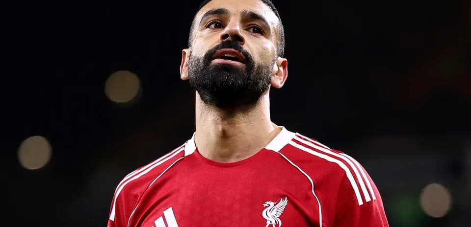 Futbolçu L.F.C. formasında oyun sahasında