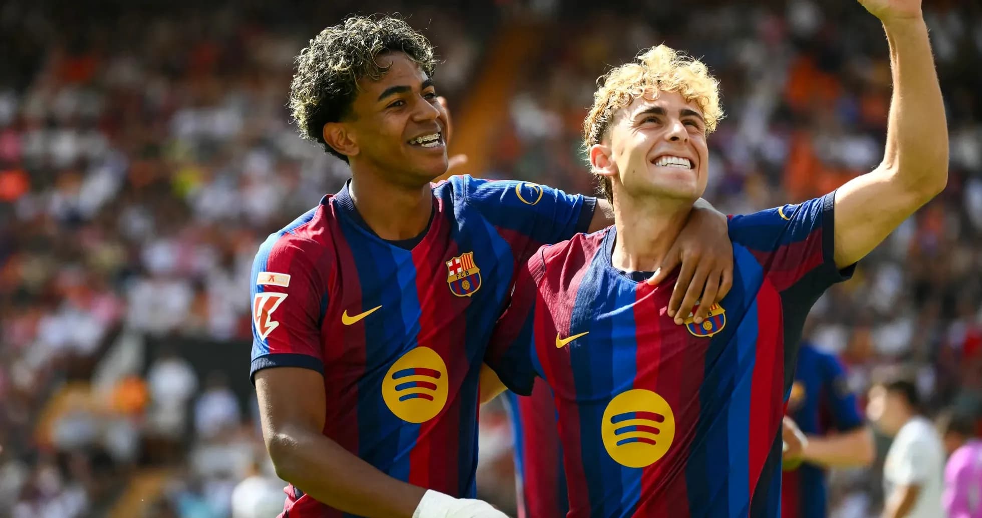 Barcelona futbolçuları sevincini paylaşır
