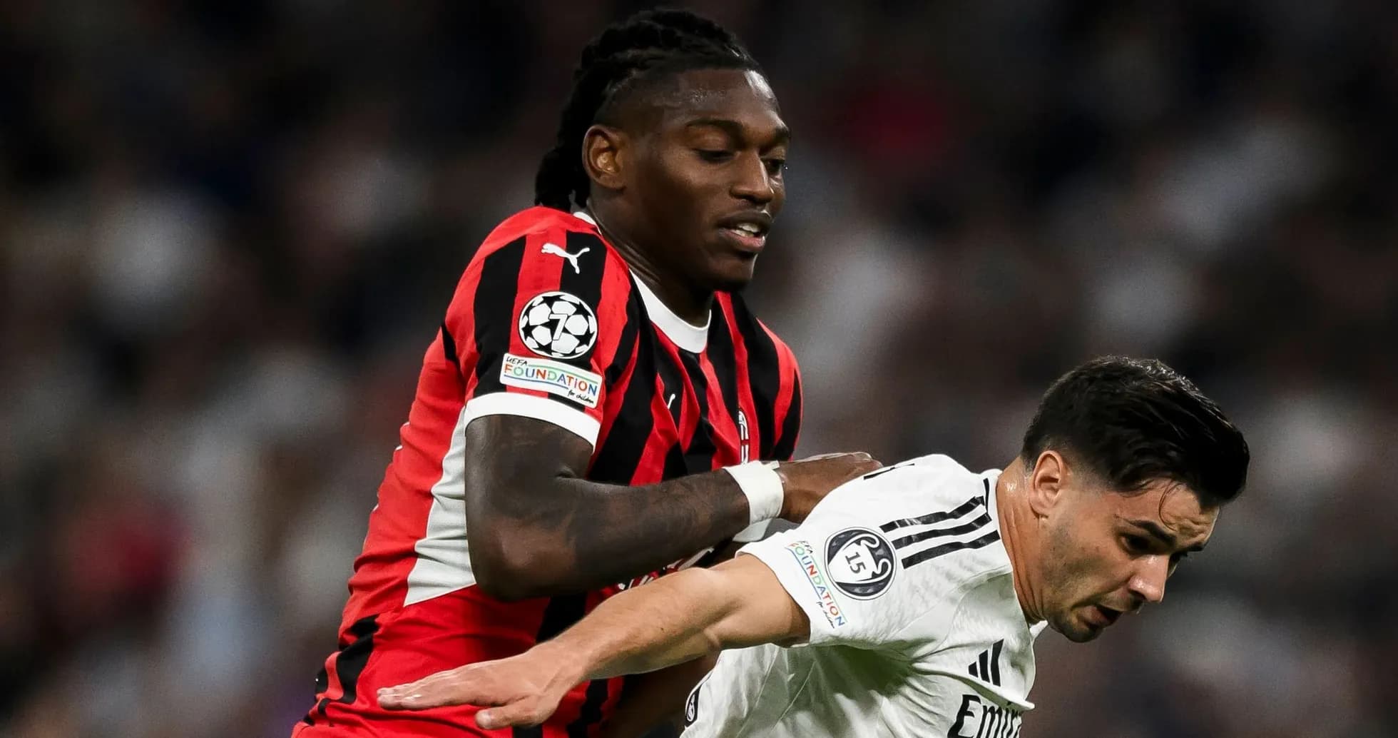 İki futbolçu top üçün mübarizə aparır
