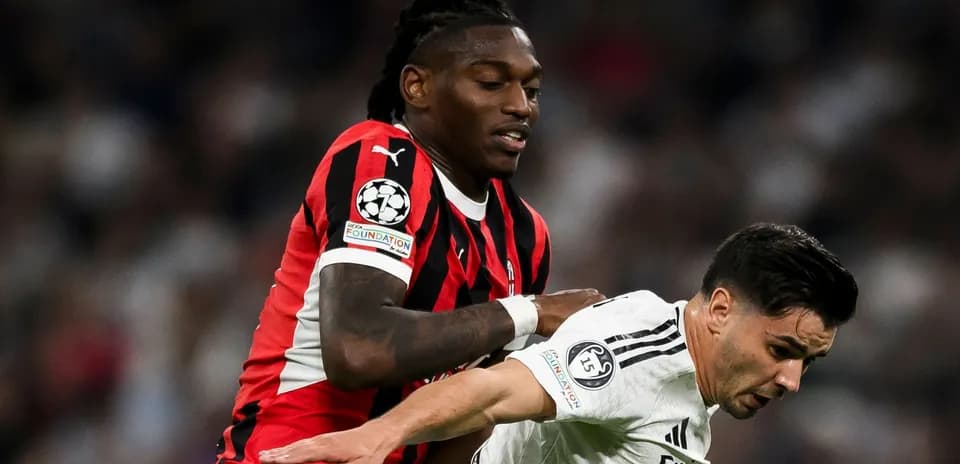 İki futbolçu top üçün mübarizə aparır