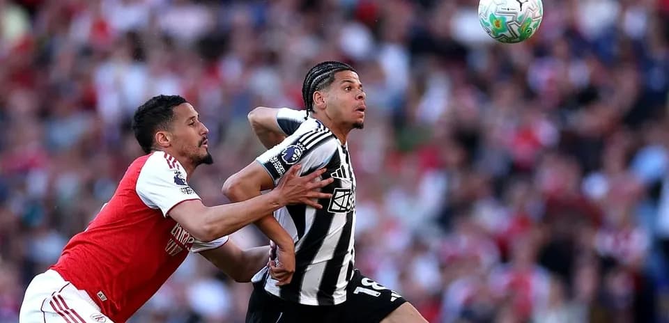 Arsenal və Newcastle oyunçuları top üçün mübarizə aparır