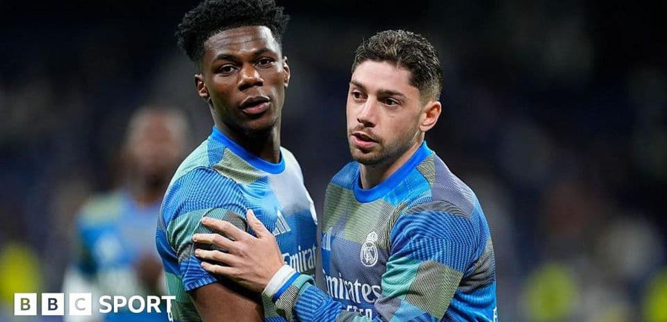 İki futbolçu Real Madrid formasında bir-birinə yaxın durur
