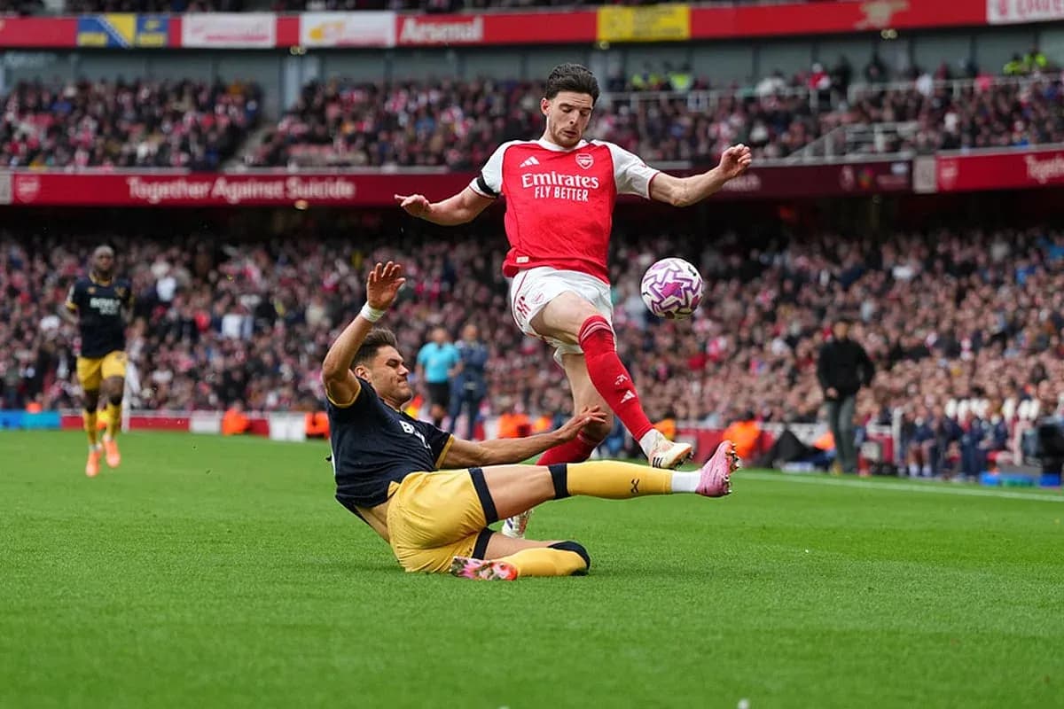 Arsenal oyunçusu topu qazanmağa çalışır