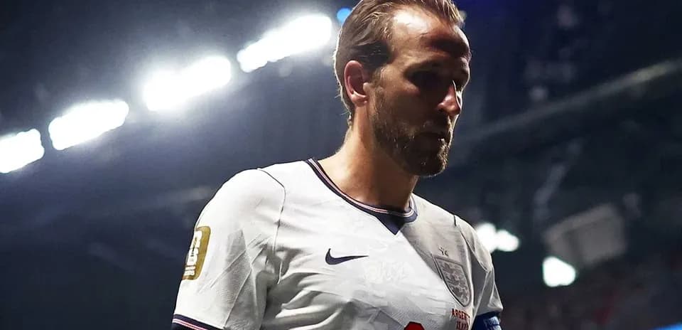 Futbolçu İngiltərə millisinin formasında stadionda