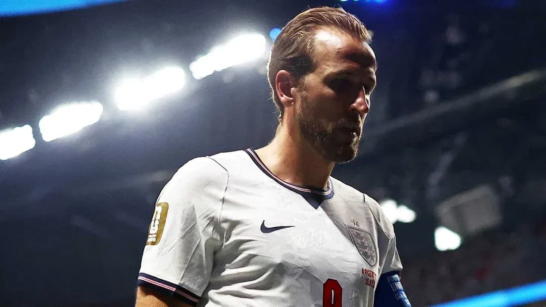 Futbolçu İngiltərə millisinin formasında stadionda
