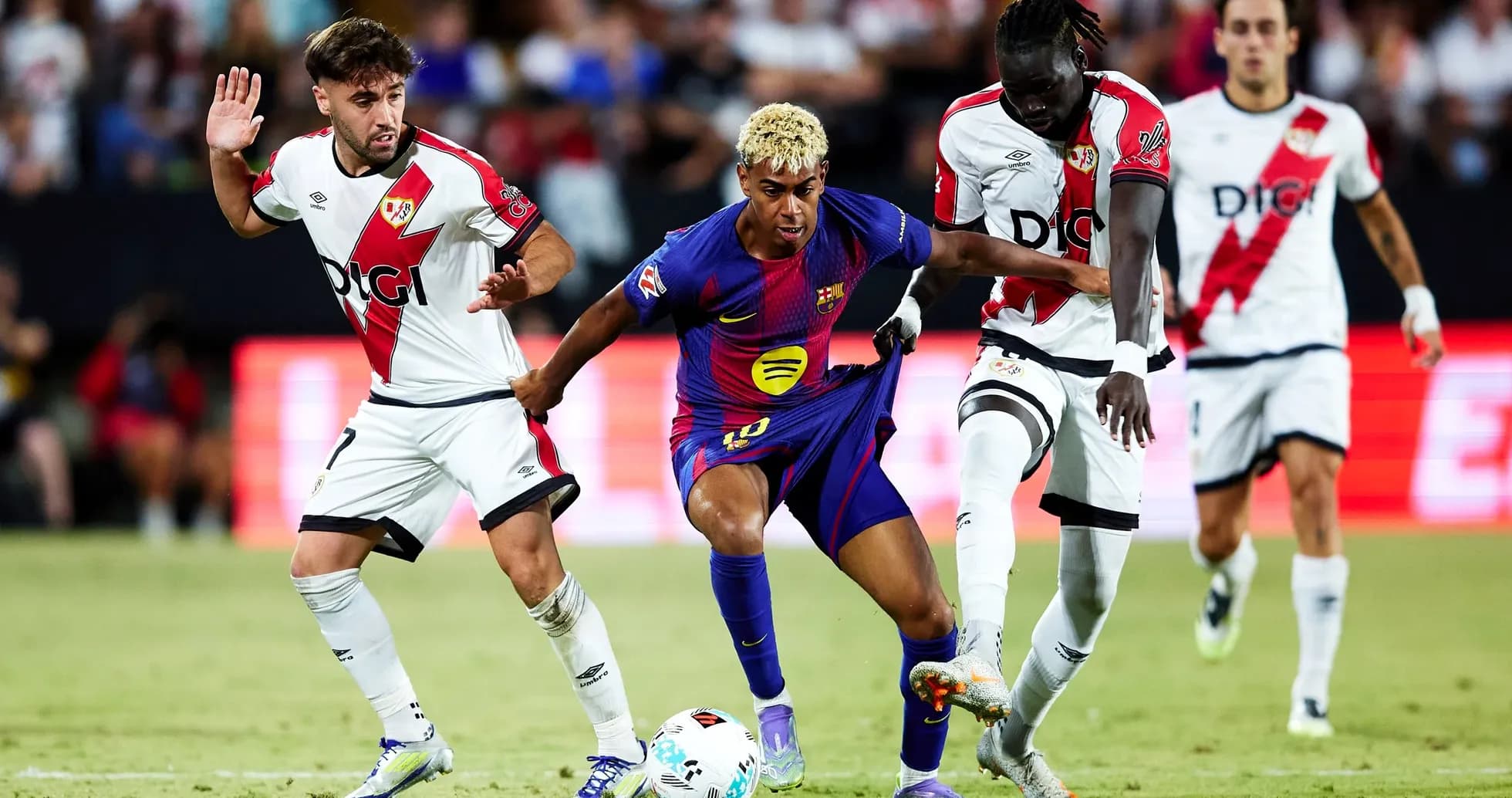 Barcelona və Rayo Vallecano futbolçuları top üçün mübarizə aparır