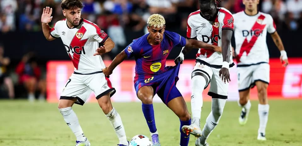 Barcelona və Rayo Vallecano futbolçuları top üçün mübarizə aparır