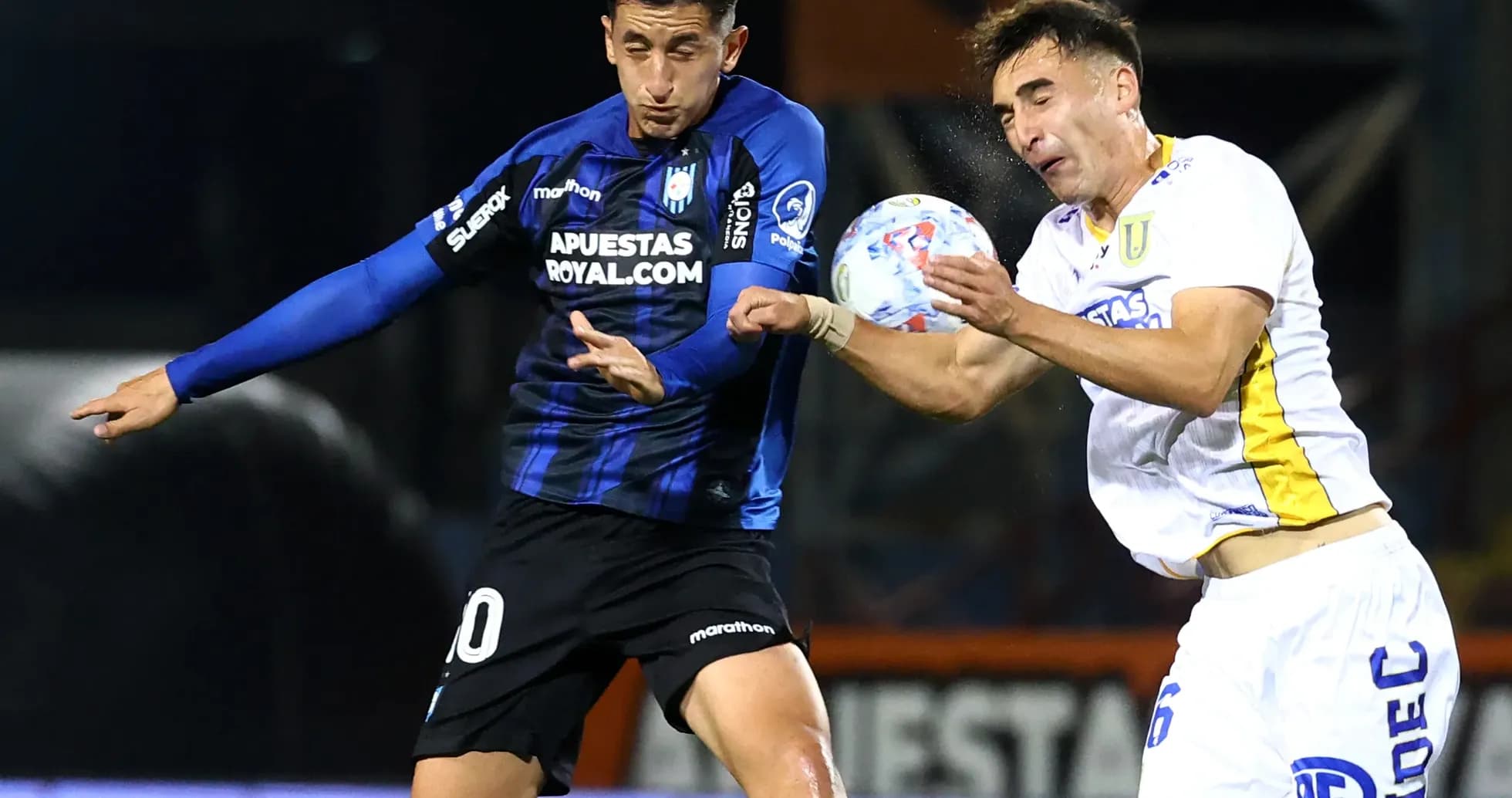 İki futbolçunun top üçün mübarizəsi
