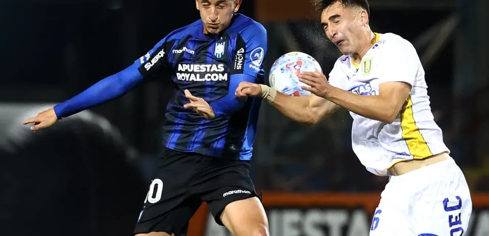İki futbolçunun top üçün mübarizəsi