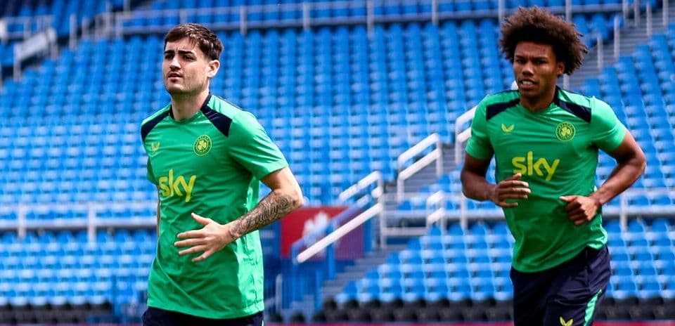 İki futbolçu məşqdə qaçır