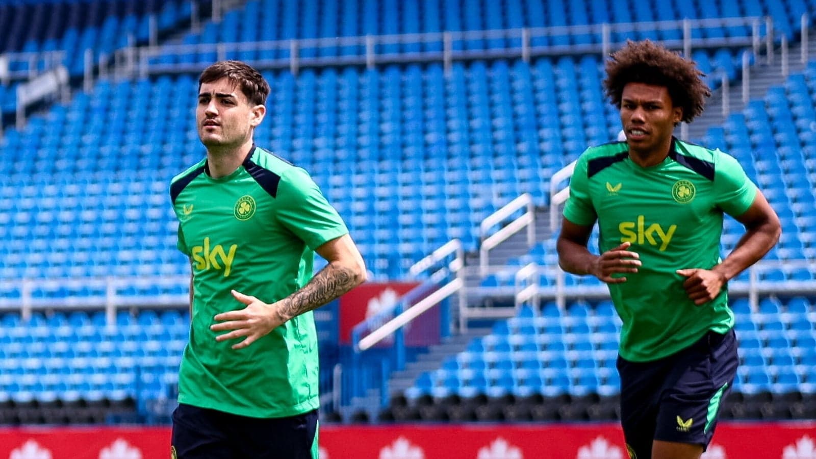 İki futbolçu məşqdə qaçır