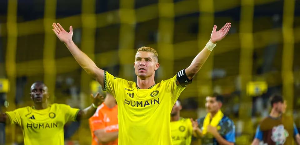 Futbolçu qollarını açaraq azarkeşləri selamlayır