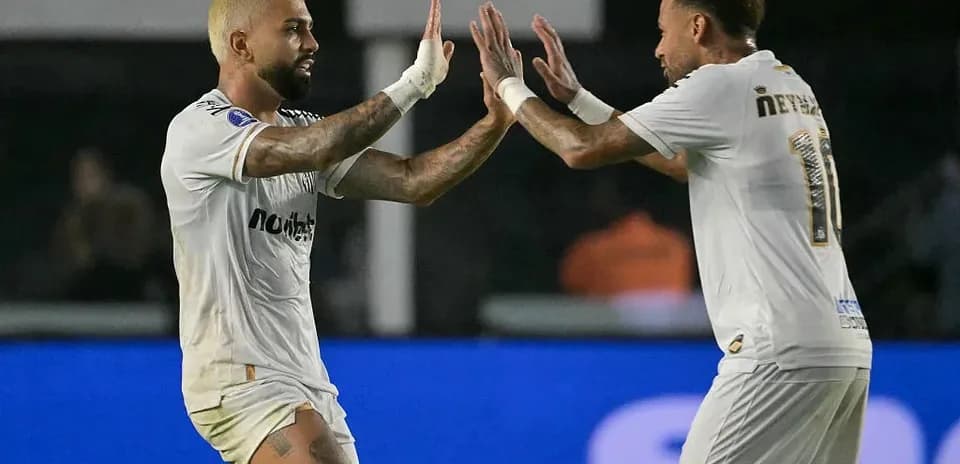 İki futbolçu qol qeyd edərkən bir-birinə əl verir