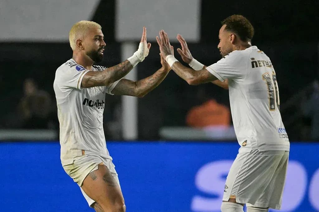 İki futbolçu qol qeyd edərkən bir-birinə əl verir