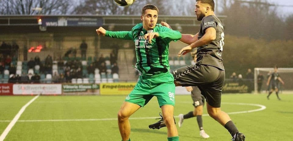 İki futbolçunun top üçün mübarizəsi