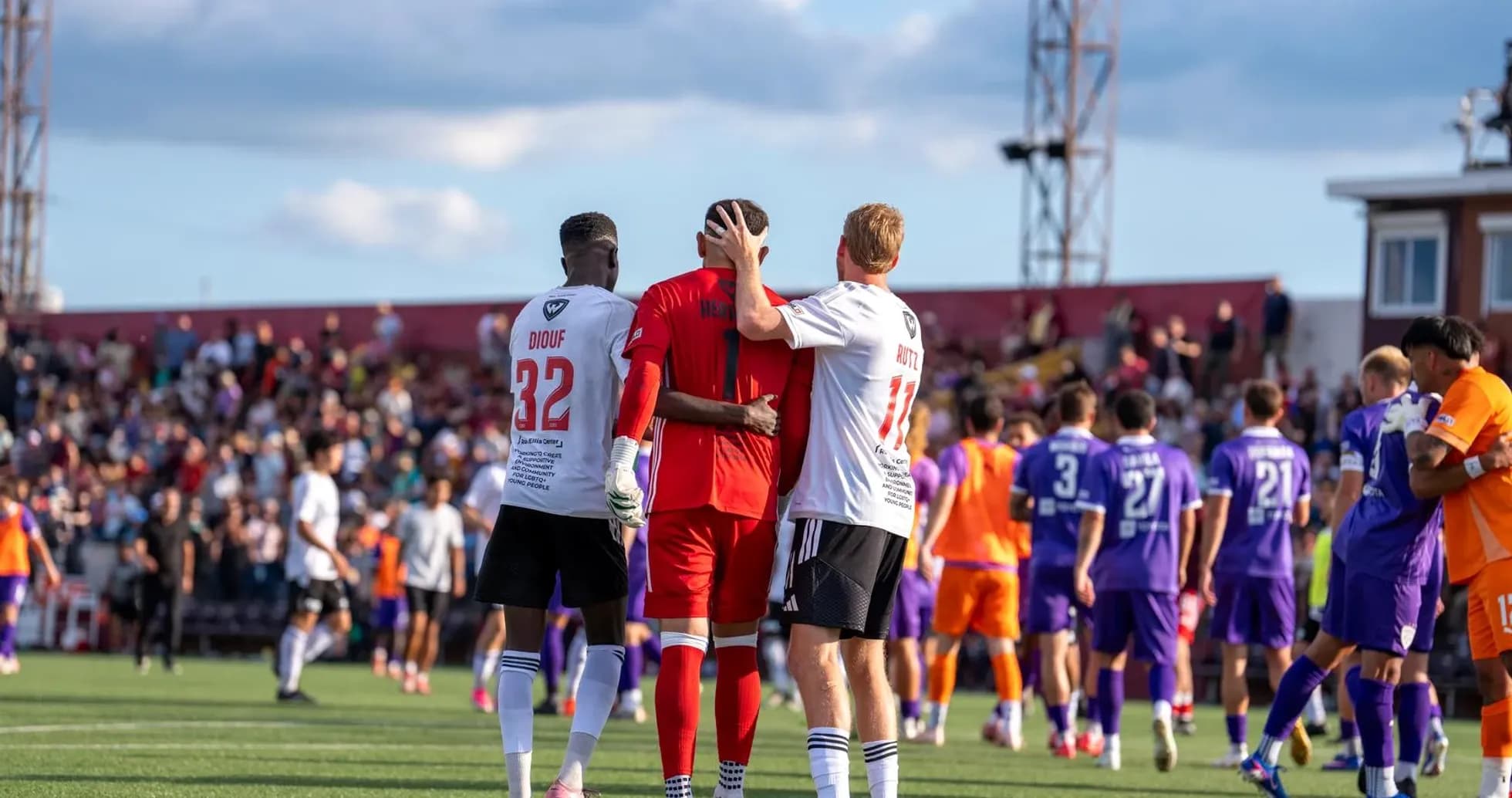 İki futbolçu qapıçını təbrik edir